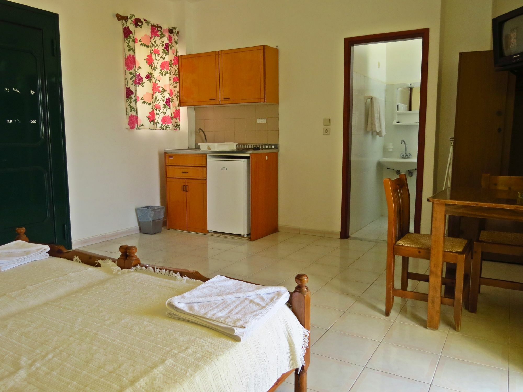 Debby Apartments Ialysos  Bagian luar foto